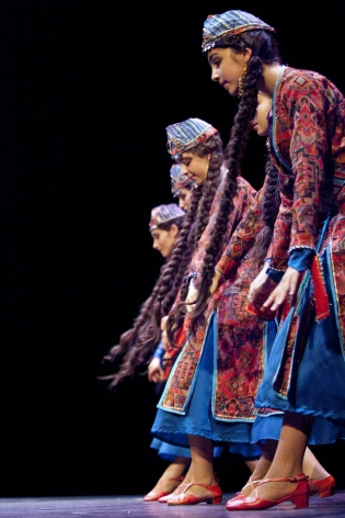 Perfomance de l'Academie de denses greques PARTHENON en collaboration avec la troupe armenienne NAVASART et la troupe serbe  MLADOST,Theatr de l‟ouest Parisien, Paris 2010