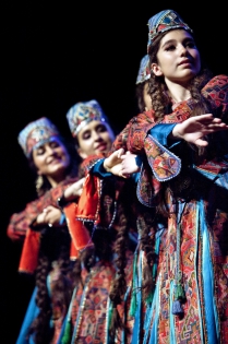  Perfomance de l'Academie de denses greques PARTHENON en collaboration avec la troupe armenienne NAVASART et la troupe serbe  MLADOST,Theatr de l‟ouest Parisien, Paris 2010