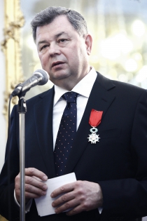  Anatolii Artamonov. La remise de la decoration de la Legion d'Honneur par Thierry Mariani, le Ministre  charge des Transports, a Anatolii Artamonov, le gouverneur Russe de la region de Kalouga. Cette remise s'est tenue a 8h30 au Senat a Paris le 15 decembre 2011.